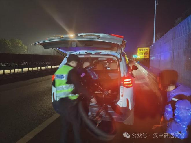 兩小孩騎自行車上高速漢中交警緊急救助(圖2)