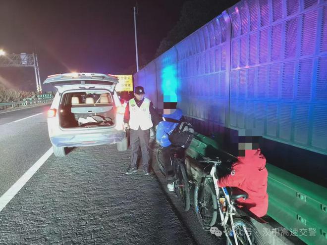 兩小孩騎自行車上高速漢中交警緊急救助(圖1)