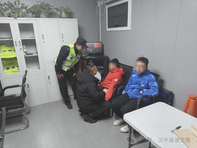 兩小孩騎自行車上高速漢中交警緊急救助(圖3)