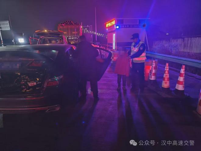 兩小孩騎自行車上高速漢中交警緊急救助(圖4)