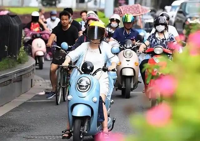 2025年電動車上路要做到“1牌2證3必須”！違者最高扣車處理(圖1)