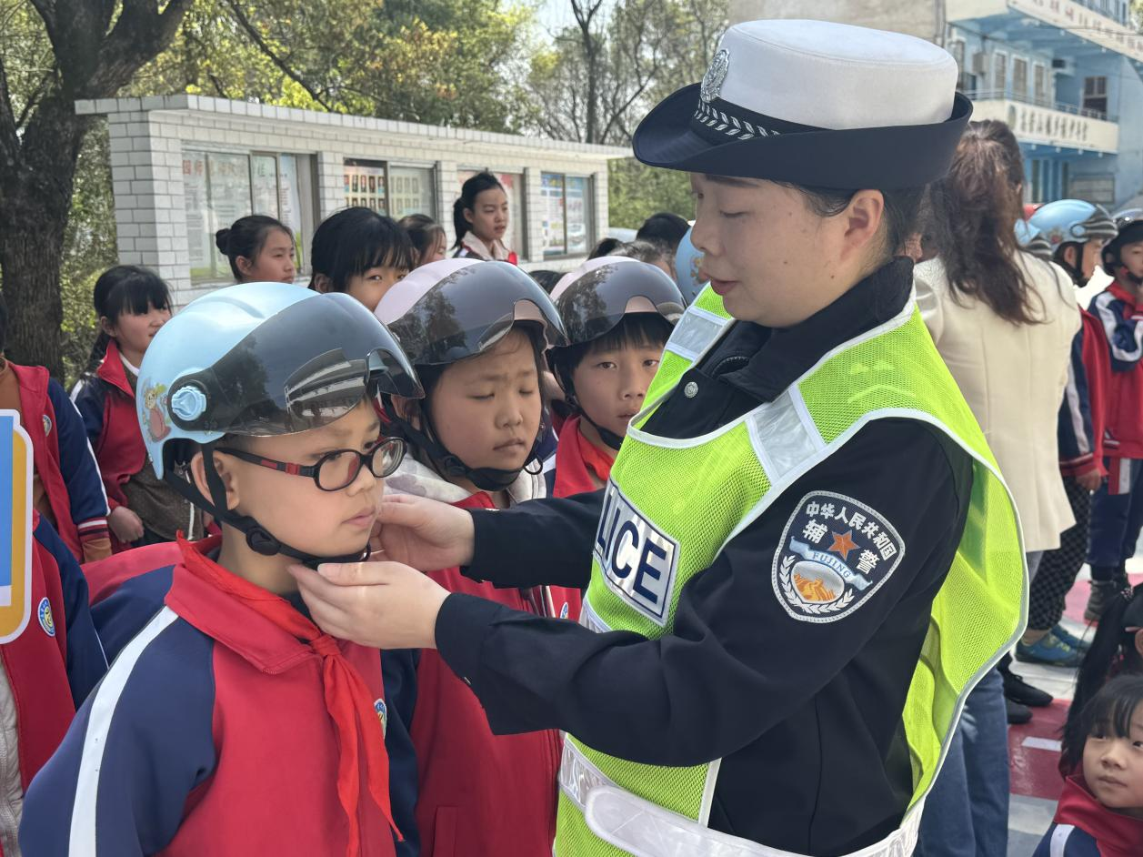孩子躲進(jìn)汽車盲區(qū)“消失”？這場交通安全課讓全場驚呼(圖1)