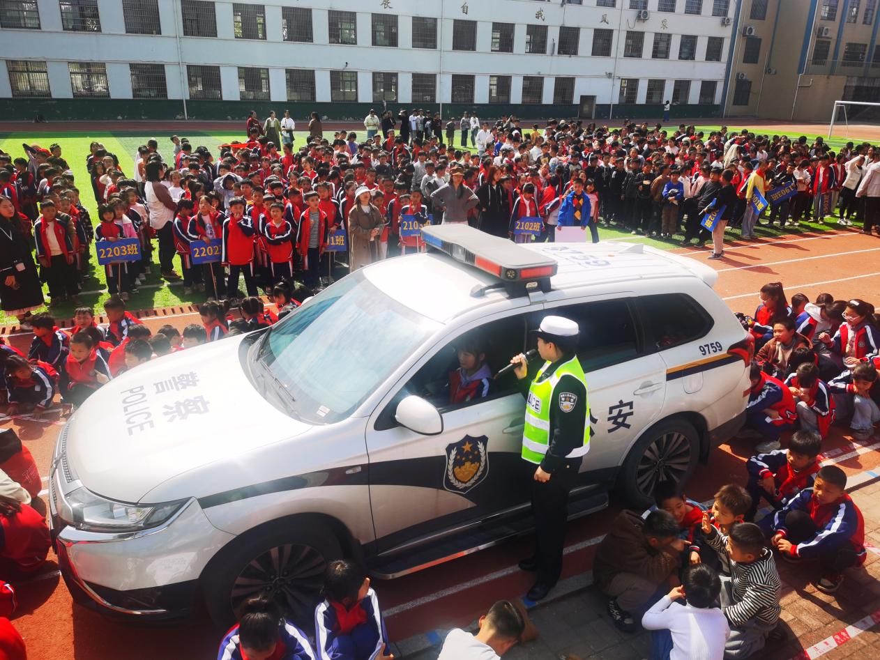 孩子躲進(jìn)汽車盲區(qū)“消失”？這場交通安全課讓全場驚呼(圖3)